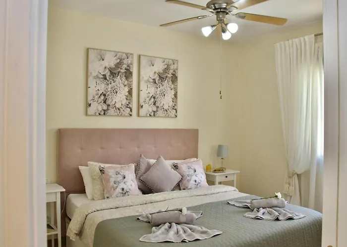 Duque Beachside Elegance Apartment