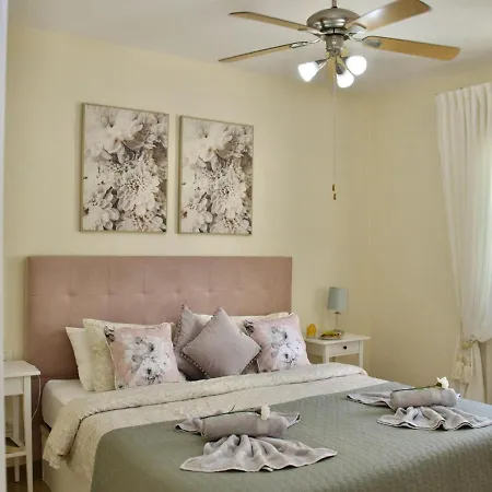 Duque Beachside Elegance Apartment